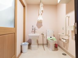 安全な手すり付き洗面トイレ