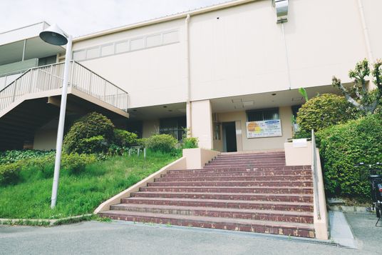 建物前の階段  