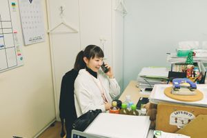 スタッフが電話対応するフロント  