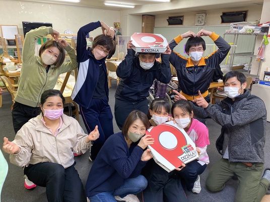 利用者とスタッフの集合場面  