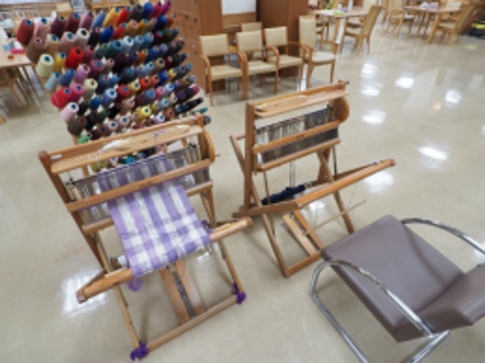 手芸用品が並ぶ多目的室  