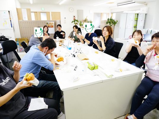 食事中の明るい食堂  