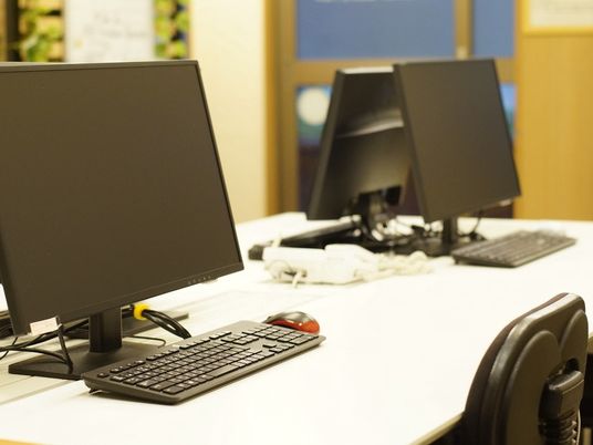 パソコンが並ぶ作業机  