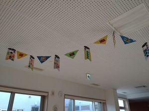 壁飾りのある天井の廊下  