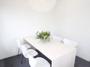 白いテーブルの食堂  