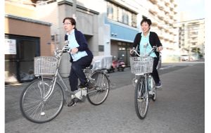 自転車で楽しそうな様子