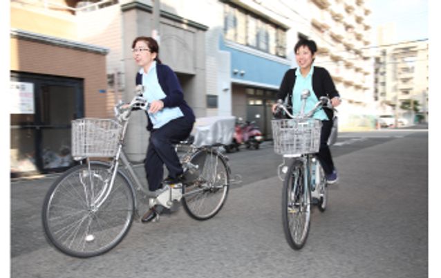 自転車で楽しそうな様子