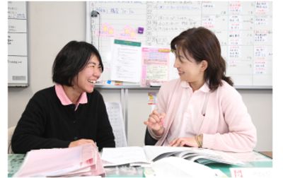 笑顔で会話するスタッフ