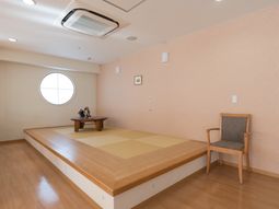 円窓のある洋室