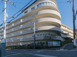 丸みを帯びた白い建物