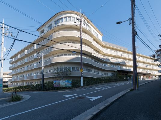 白壁のモダンな外観