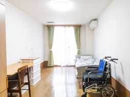 明るい居室と車椅子