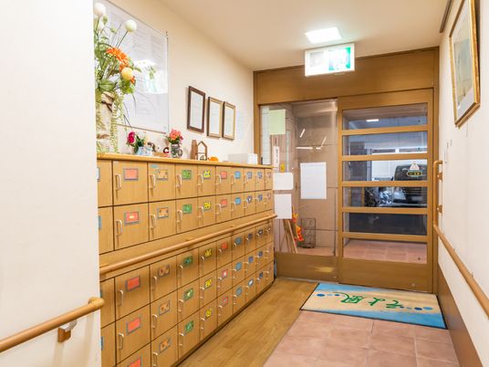 明るい廊下と掲示物