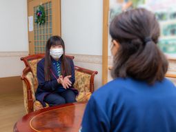 会話するスタッフ二人