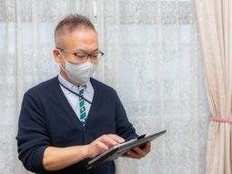 スタッフがタブレット操作