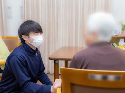 対話する男性と利用者