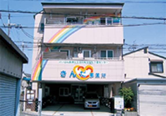 虹が描かれた外観