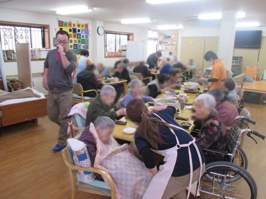 にぎやかなラウンジ