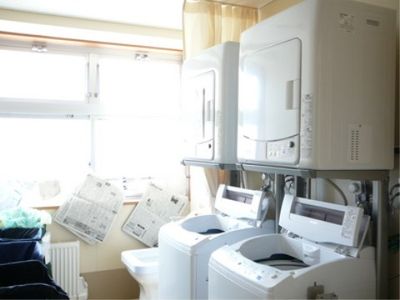 洗濯機と新聞のある空間