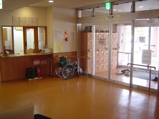受付と自動ドアのロビー