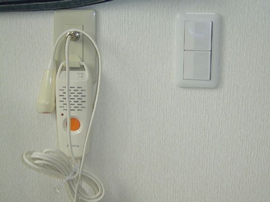 呼び出し機とスイッチの壁