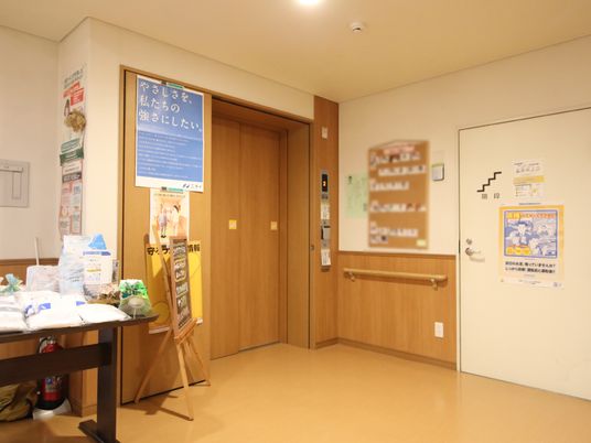 情報掲示のある廊下