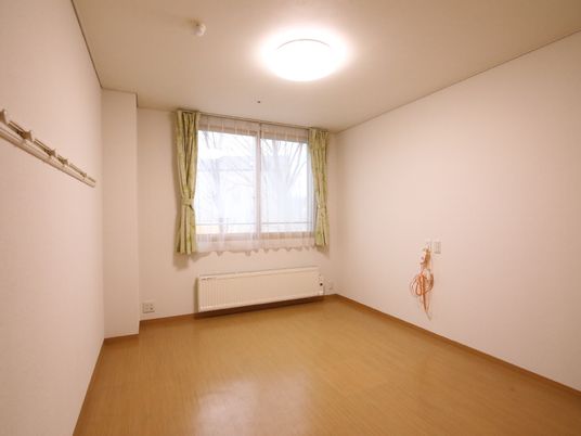 シンプルな居室の一角
