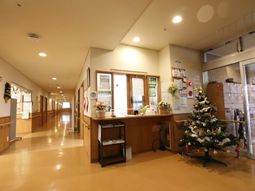 フロントと廊下の明るい空間