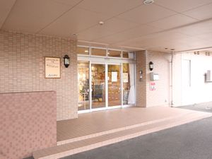 明るいエントランス外観