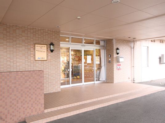 明るいエントランス外観
