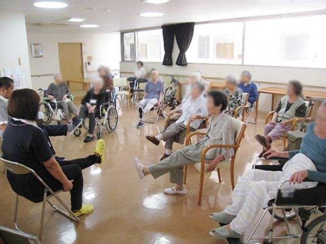軽体操実施の部屋 機能訓練室 広々とした空間で、軽い体操が行われています。ゆったりとした雰囲気で参加ができます。