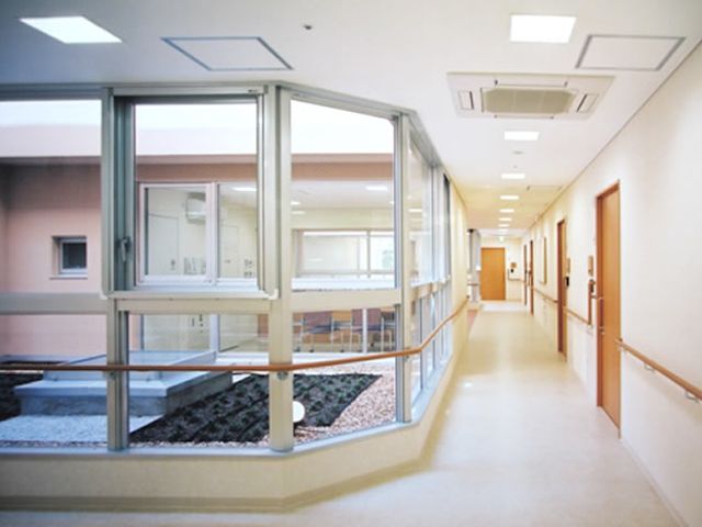 明るい廊下 廊下 自然光が差し込む明るい廊下です。手すりが設置され、安全に移動しやすい設計になっています。
