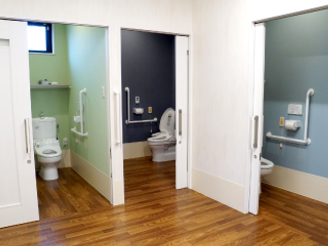 三つの個別トイレ トイレ 広々としたトイレエリアでは、介助が必要な場合も安心して使用できます。すべての設備が快適です。
