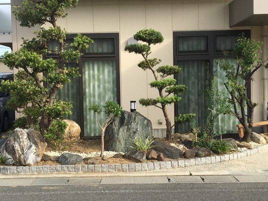 和風の庭と建物外観  