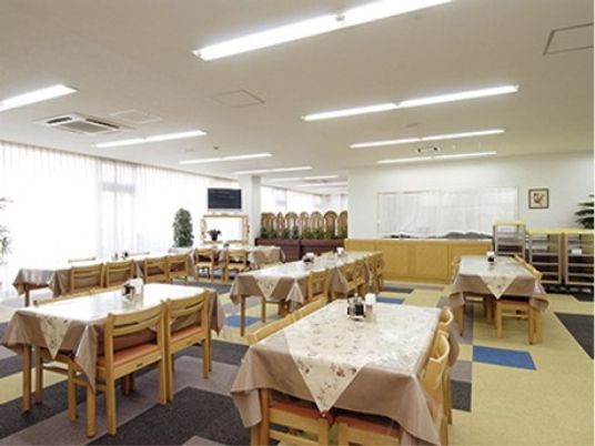 広々とした明るい食堂