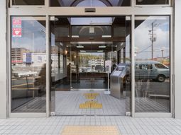 明るいエントランスの風景