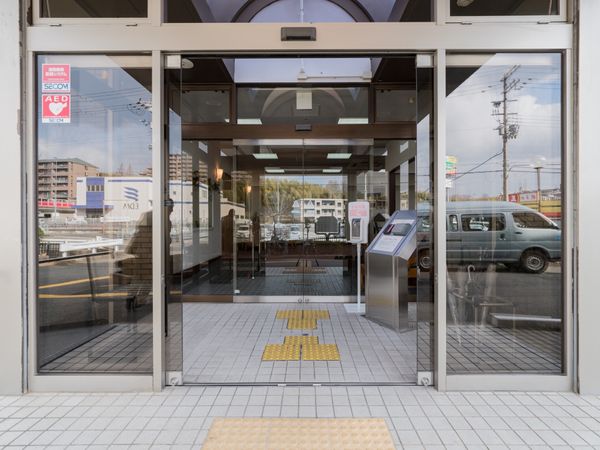 明るいエントランスの風景