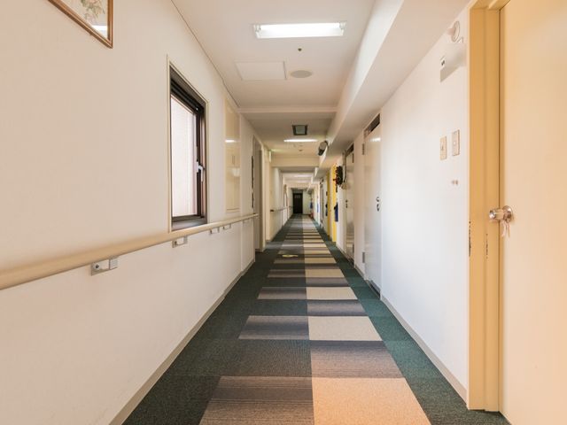 手すり付きの明るい廊下 廊下 清潔で明るく、手すりが整った通路を備えており、安心してご移動いただけます。廊下の壁には、季節感のあふれる装飾が施されています。
