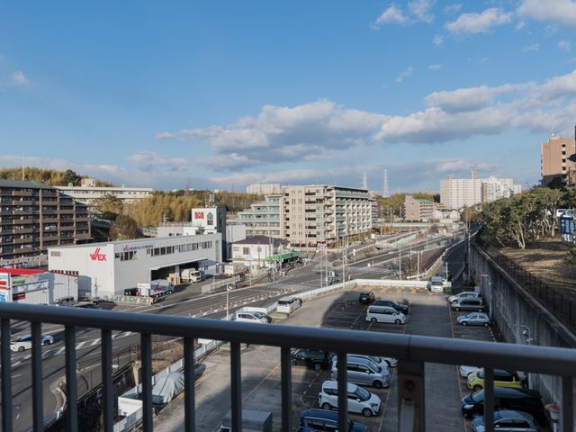 都市部の景色バルコニーから 施設からの景色 広々としたバルコニーからは、清潔感のある都市風景を一望でき、心地よい風を感じながらのひと時をお過ごしいただけます。