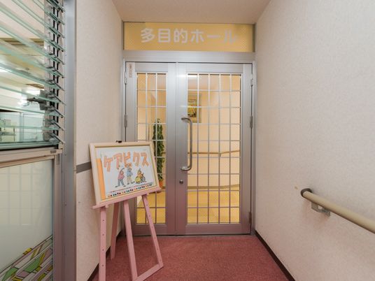 柔和な光のエントランス