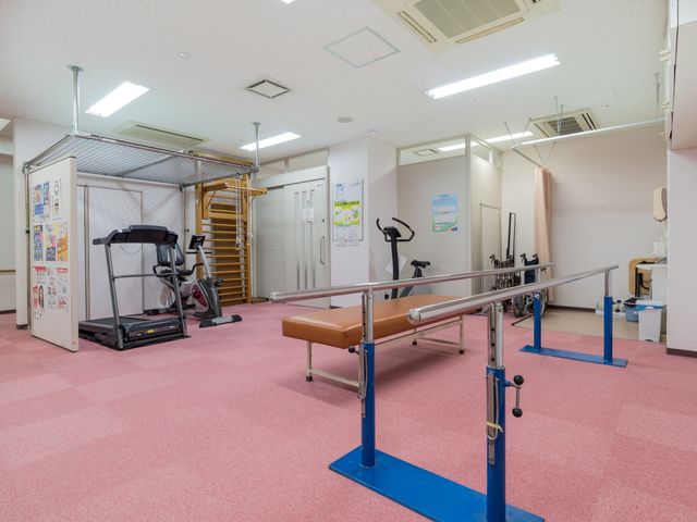 機能訓練室の様子 リハビリスペース 広々とした機能訓練室は、歩行訓練バーをはじめとする多様な設備が揃っており、健康維持に役立ちます。適切なサポートで、ご利用者の自立支援を目指します。
