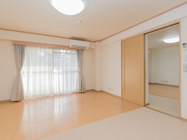 日当たり良好な居室 居室 ゆとりの空間が広がる居室です。明るく落ち着いた雰囲気で、快適な生活が送れます。