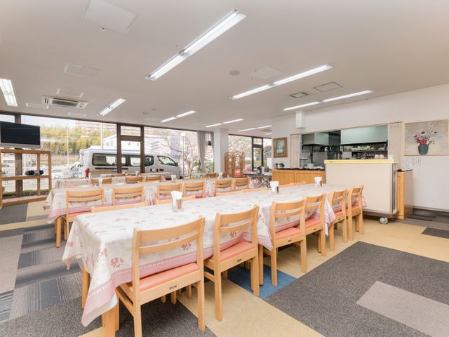 共有ダイニングの風景 食堂 配色を活かした明るい食堂で、ゆったりと食事の時間を過ごすことができます。大きな窓からは自然光が差し込み、開放的な雰囲気が漂います。