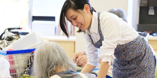 笑顔のスタッフと利用者の様子
