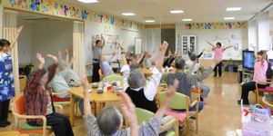 体操をする住民たちの部屋