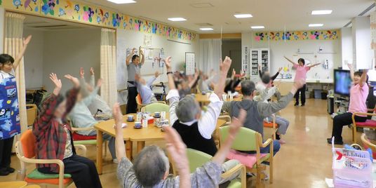 体操をする住民たちの部屋