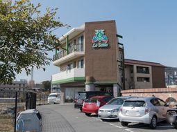 建物の外観と駐車場