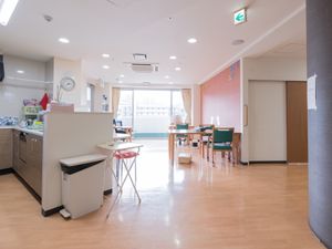 広々とした明るい食堂