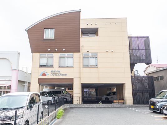 クリーム色の建物正面