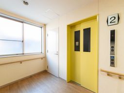 明るい廊下とエレベーター